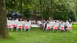 persone sedute parco matrimonio